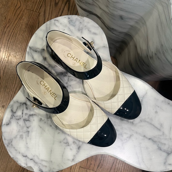 Authentic CHANEL Flat Mary Jane, lightly used - Picture 2 of 8